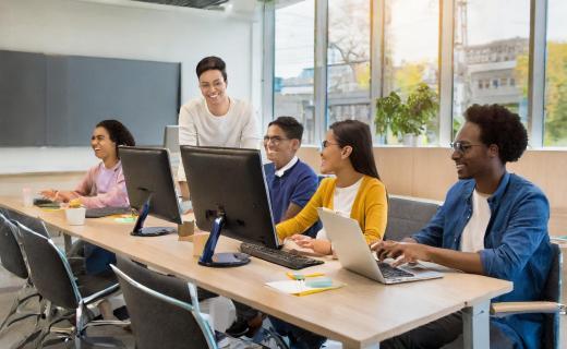 étudiants dans une salle de formation sur ordinateur